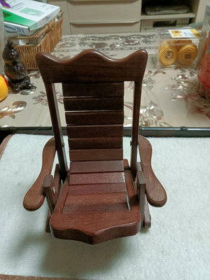 w緬甸花梨木太師椅擺件。雕工精美，品相完好，可用作手機支架。