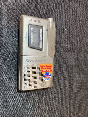 AIWA TP-M220迷你卡式帶錄音機 能過電 但無法使用 當零件機出售 沒有電池蓋
