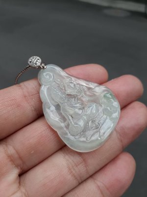 「愛玉冰」A貨緬甸產天然翡翠-----玻璃種飄花觀音菩薩鑽墜