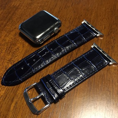 【蘋果錶帶家】蘋果各代用 apple watch 42/44/45mm 男款專用義大利深藍色鱷魚紋牛皮錶帶銀扣不含表