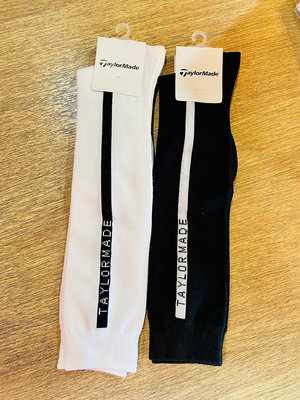 全新 TaylorMade Golf 女用及膝襪 以垂直排列的圖形標誌為特色的線條設計高筒襪。