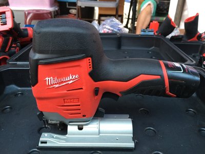 (阿賢外匯工具) 美國 米沃奇 Milwaukee 12V 鋰電 輕型 線鋸機 / 1.5Ah 雙鋰電