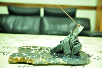 蘇瑞鹿老師   舞動太極  石雕創作  太極線香組  精緻 1  (黑膽石網花底板)
