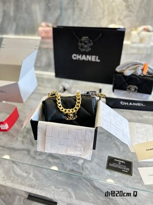Chanel19bagI1男生女生都可以擁有的小香這個包又多“不需要我多說了大logo黑金標志辨 NO55896