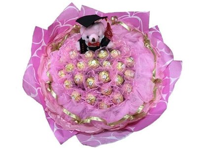 娃娃屋樂園~畢業學士熊+33朵金莎巧克力(網紗)花束-粉色 每束1550元/畢業花束
