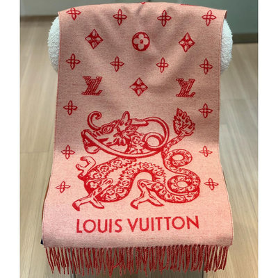 法國精品Louis Vuitton LV Precious Dragon Reykjavík 粉紅色龍緹花流蘇圍巾 代購