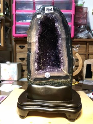 頂級烏拉圭紫水晶洞～3.8公斤天然烏拉圭紫水晶洞附實木底座～心願925