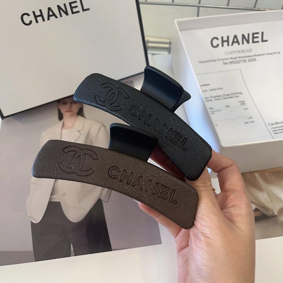 【雯雯代購】配包裝盒（單個） Chanel (香奈兒)新款皮質鯊魚夾 個性復古風