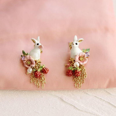 【MOMO全球購】法國Les Nereides魔法奇遇系列 小兔子粉花草莓流蘇 耳環耳釘耳夾