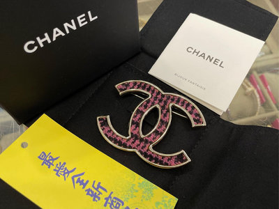 ☆最愛二手精品☆ CHANEL 全新香奈兒金色框邊鑲嵌粉紅色毛呢 tweed 格紋雙C LOGO 胸針別針 AB9482 XG8597