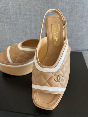 全新品 Chanel 23c新品 香奈兒 米色 奶茶色  爆款涼鞋  這顏色很少 厚底 松糕涼鞋 跟鞋 尺寸 size： 37  漢神百貨購入54000