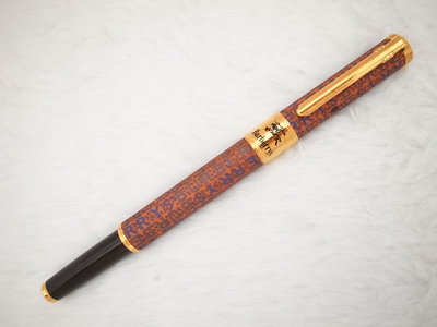 A588 經典的 Burberry 日本百樂製 全布紋茶色鋼筆 14k M尖(硬順好寫)(8成新但筆夾旁有墨漬)
