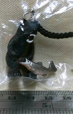 龍廬-自藏出清~吊飾-日本北海道熊的逆襲中-兇暴的鮭魚襲擊黑熊造型公仔吊飾/只有一個/可自用送人