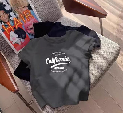 California x 正肩字母棉質短袖T恤 【Up真蠶絲♥優品棉】