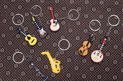 創意樂器鑰匙圈 樂器造型鑰匙圈 中阮 吉他 電吉他 薩克斯風 單簧管 小提琴 小巧可愛/有彈性橡皮材質,彎折不會變型