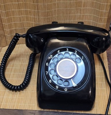 @@@六合堂@@@真正台灣早期稀有黑色電木撥盤式電話，民國68年5月出品。正常可用，二手品，品相如圖，高完整性。古董品，
