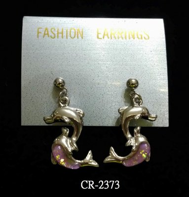 CR-2373 鍍K白雙海豚台(14MMX23MM)鑲紫粉紅色人造蛋白石+鍍K白耳針