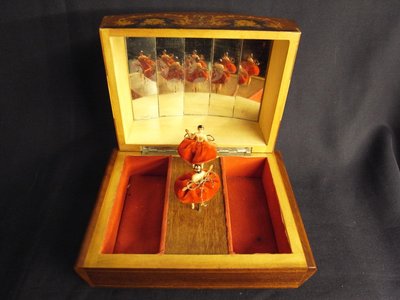 +＊阿威的藏寶箱‧＊【古董音樂盒(珠寶盒)---稀有珍藏歐洲義大利手工木拼花鑲嵌 芭蕾雙人跳舞】近30多年。