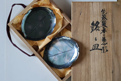 日本精品銀器 Zs4304 【純銀-松榮堂】葉紋小皿一雙。