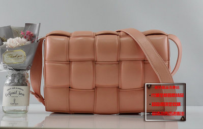 優買二手精品名牌店 BOTTEGA VENETA BV CASSETTE PADDED 591970 蜜桃粉紅色羊皮 斜背包枕頭包肩背包 激新
