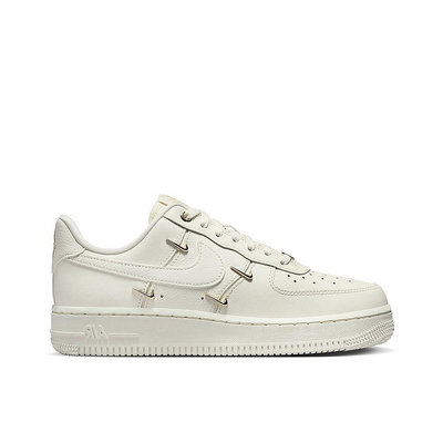 NIKE 女鞋 W AIR FORCE 1 07 LX SAIL GOLD SWOOSHES 金勾 米白金【FV3654-111】