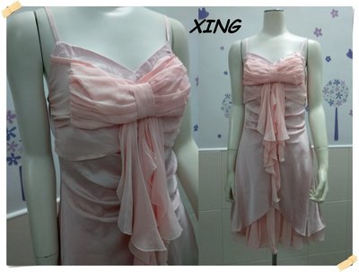 特價。XING【全新專櫃商品】粉紅色 性感迷人款粉橘蝴蝶結絲帶縐摺垂墜造型V領細肩帶雪紡絲紗洋裝 M號。