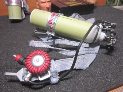 DH6消防部門 mini模型1/6火場舊化氧氣瓶背架組一副(附調節連管)