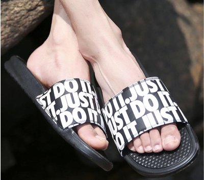 Nike Benassi JDI Printed 黑底字體 男女拖鞋 631261-024特價880尺寸24-27