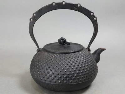 特價！『華寶軒』 日本茶道具 昭和時期 南部鐵器 齊峰作 特殊提把 霰紋老鐵壺 1300cc