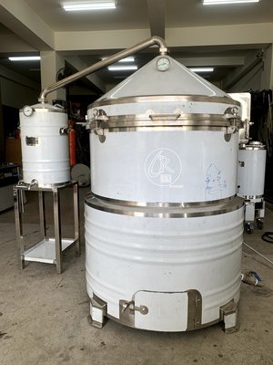 600公升掀蓋製酒機(瓦斯、柴火兩用)、蒸餾機、蒸餾器、冷卻桶、酒液萃取桶、裝酒桶、儲酒桶、製酒桶