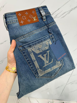 LV 官網專柜同步有售，，超級有范兒的一款牛仔褲，定制水洗牛仔面料，獨特設計，頂級印花工藝字母圖案logo， NO66417