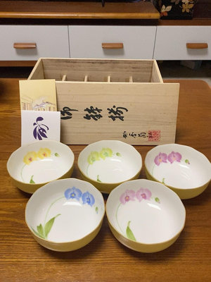 香蘭社黃色蝴蝶蘭五色小碗，一盒五只，原盒原陶歷，這個款式的香