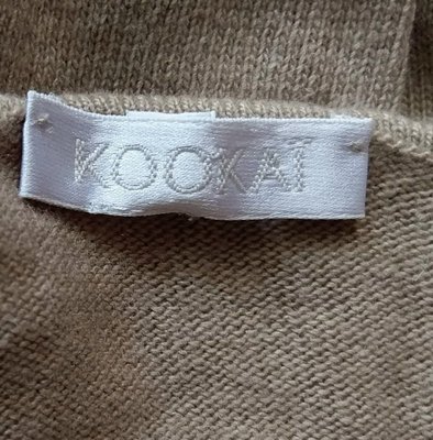 （冬出清）法國品牌 KOOKAI 一字領卡其色美麗諾/絲/安哥拉/喀什米爾混紡針織羊毛衫。Made in Romania 羅馬尼亞製。尺寸1碼，偏大較適合M夏姿