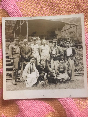 1940年代，台灣光復初期，大陸來台接收專員與台灣美女遊烏來合照。右二男子手拿古董相機。