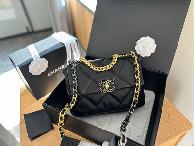 【SUSU全球購】折疊 Chanel 19小羊皮 小香牛羊皮最近好多明星都在背Chanel 19 這款包是由老佛爺 NO83664
