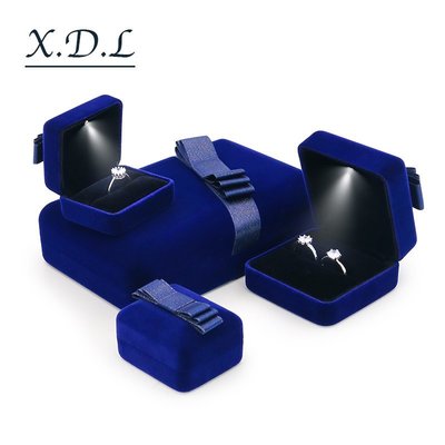 【熱賣精選】珠寶盒 藍色絲帶珠寶盒 LED燈首飾盒求婚戒指盒對戒盒吊墜手鐲手鏈飾品盒 首飾盒 飾品盒