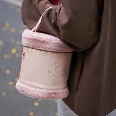 星巴克福袋新年禮物粉色毛絨水桶包暖棕色化妝圓筒包單肩便攜~特價