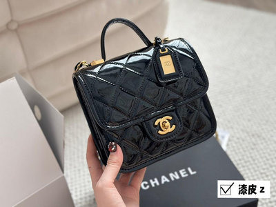 【二手包包】牛皮 size：1717cm（小號）小香家 郵差包22k新一季的Chanel22K復古郵差包～方NO75180