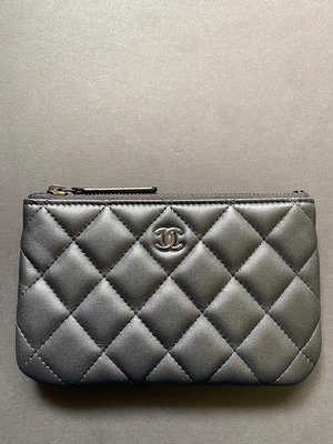 Chanel A82365，黑羊皮，so black黑釦，一字零錢包。