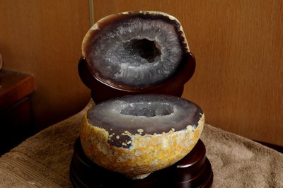 【新社 水晶】烏拉圭 紫玉瓍  瑪腦聚寶盆 重量:4.39kg(含木座)