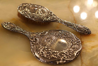 英國Art Nouveau百年古董手工浮雕鍍銀手拿鏡梳套組『一組2件』 #324024