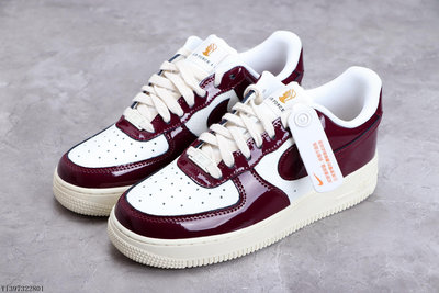 Nike Air Force1 AF1米白酒紅 漆皮 空軍板鞋DQ8583-100男女鞋【ADIDAS x NIKE】