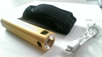 土豪金CREEQ5手電筒兼USB二合一行動電源 附傳輸線與保護收納布套 小巧方便隨身必備iphone HTC SONY
