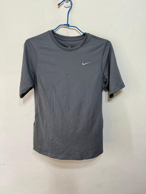 「 二手衣 」 Nike 男版短袖運動上衣 S號（鐵灰）89
