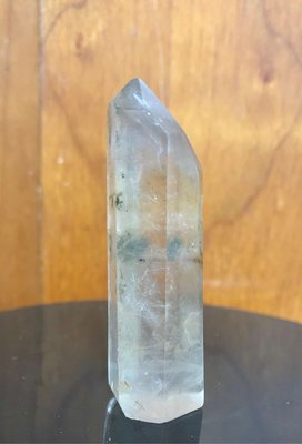 奇士水晶礦標-隨形銀髮異象小晶柱-帶綠幽靈．黃幽靈