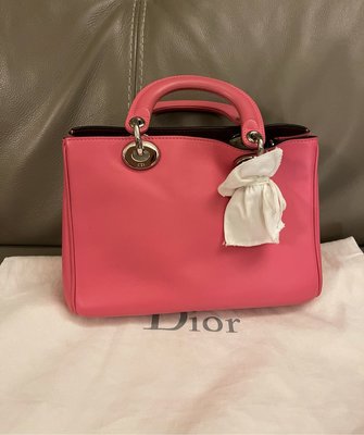 Dior  桃粉色 手提小方包 ，付長背帶，柔軟質感、 粉色 全真皮 size 23 cm 外觀完好沒有磨損受傷、內裡乾淨