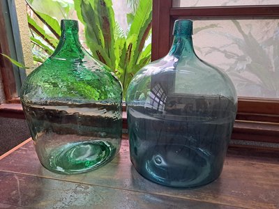 兩 件 合 售  巨大 完整 漂亮 老製作氣泡痕跡 . 完整 早期 老蒸餾瓶