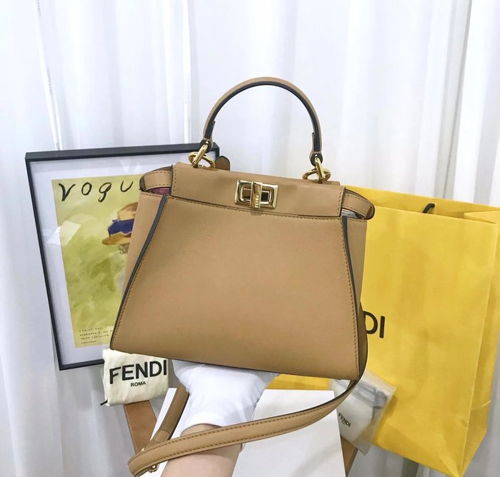 オンラインストア日本】 FENDI 大人可愛い☆PEEKABOO Leather keyring