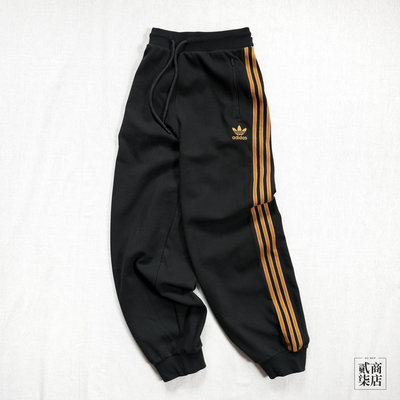 貳柒商店) ADIDAS CNY PANTS 男款 黑色 黑黃 長褲 寬鬆 縮口 三葉草 龍年 限定 IX4210