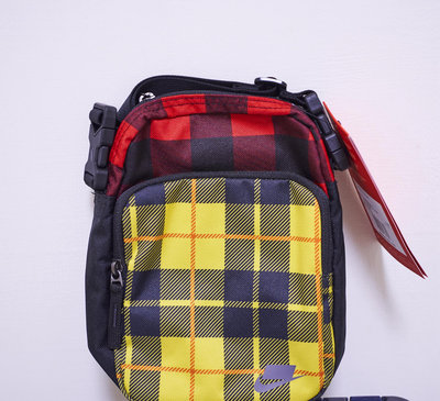 Nike Printed Crossbody Bag 側背包 斜背包 小方包 方格紋 黑紅黃色 BA5899-010